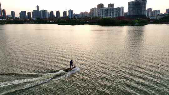 年轻冲浪者冲浪爱好者冲浪运动水上运动