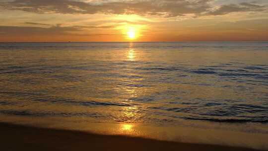 泰国普吉岛沙滩海浪日落海滨自然风光