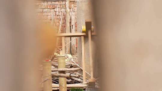 悬疑案件侦破农村土房木门砖墙偷窥门缝