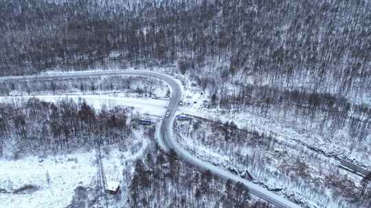 航拍林海雪原崎岖山路