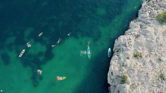 克罗地亚地中海亚得里亚海人们游泳皮划艇和划桨的鸟瞰图