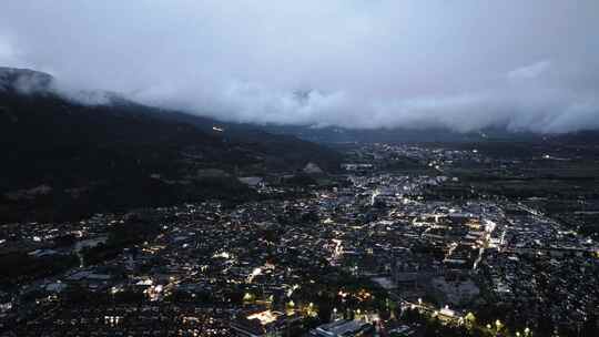 6K-丽江束河古镇夜景，丽江城市夜景平流云
