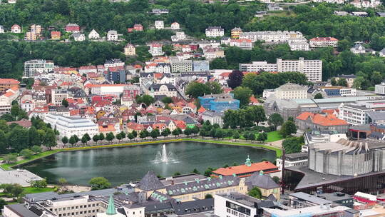 挪威卑尔根。鸟瞰，湖和火车站上方的住宅楼