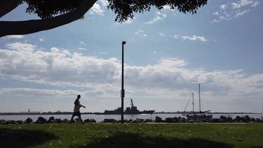 城市海湾边一个男人在散步视频素材模板下载