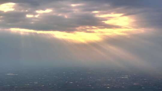 航拍丁达尔光影夕阳日出平原河道城镇