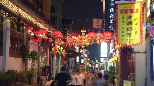 绍兴仓桥直街古街道夜景