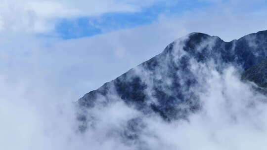 雨后高山云雾缭绕