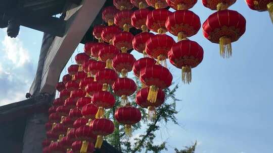 节日公园建筑屋檐挂着的红灯笼