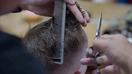 沙龙里的儿童理发，一个小男孩在理发师那里