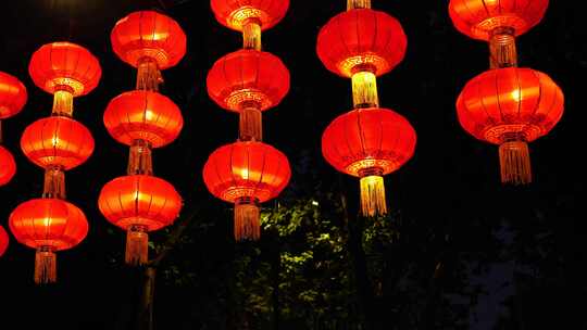南京夫子庙老门东景区悬挂的过年氛围红灯笼