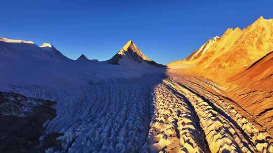 西藏日喀则国王峰普拉喜琼雪山日照金山航拍