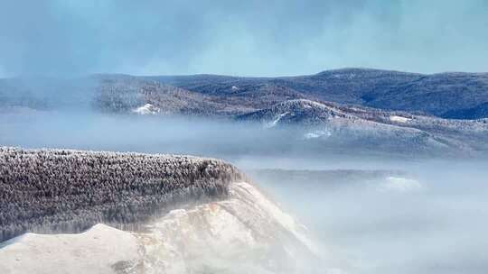 航拍冬季雾中林海雾凇视频251202-11