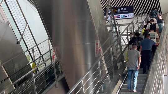 高铁火车站上下扶梯人流9
