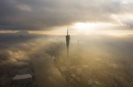 广州塔与低空平流雾云隙光