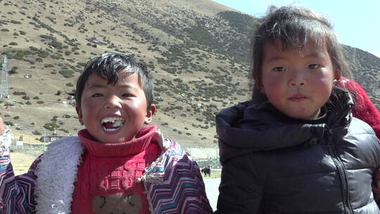 藏区小孩热情洋溢欢声笑语