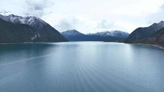 西藏林芝巴松措景区的雪山湖泊帆船航拍风光