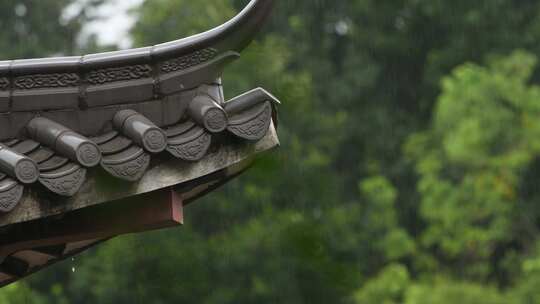 雨天古风建筑屋檐下雨水滴意境