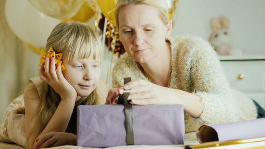 妈妈和女儿一起打包礼物视频素材模板下载