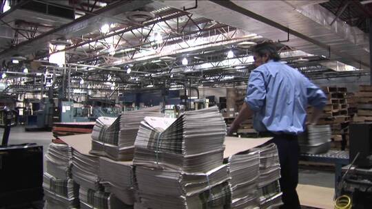 工人在印刷厂堆报纸视频素材模板下载