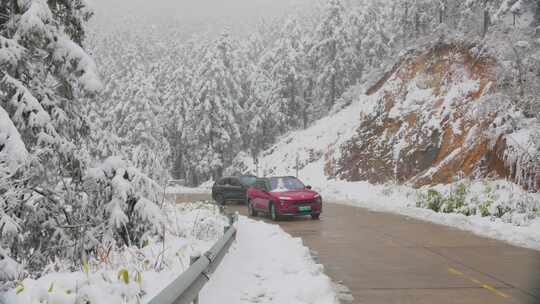 雪天山林公路行驶的汽车