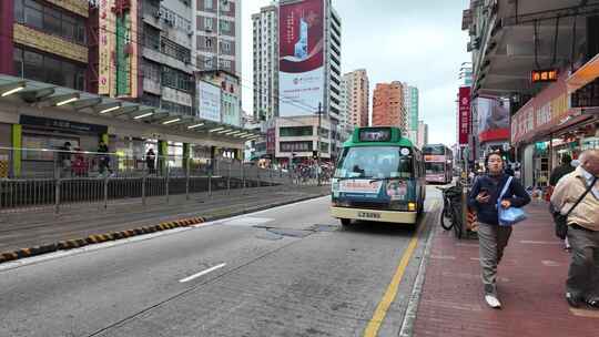 香港城市街道旁的有轨电车