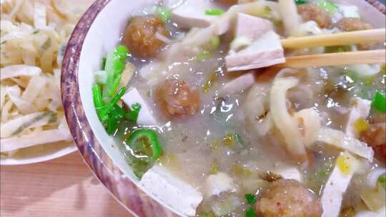 洛阳丸子豆腐汤筷子放饼丝搅拌慢动作