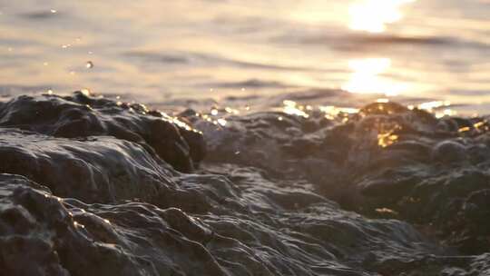 波光粼粼的海面海水