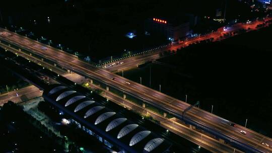 城市地铁与道路交叉夜景