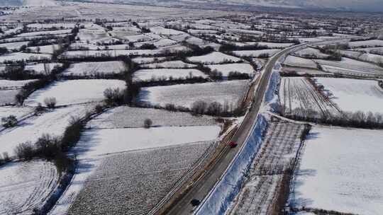 在下雪的路上开车