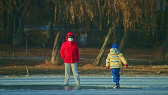 冰上乐趣 孩子玩耍 冬天风景 冰雪湖面 娱乐