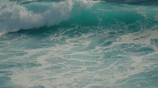 巴厘岛海岸海浪的高角度拍摄