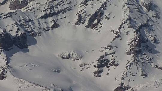 白雪覆盖的山峰