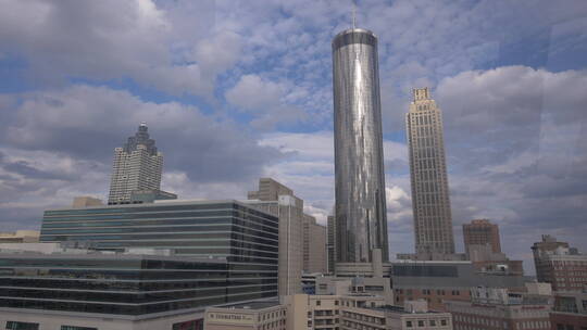 蓝天白云下的高楼大厦