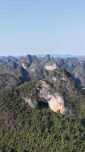 竖版航拍阳朔月亮山景区