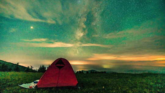 山间草地星空下的露营场景