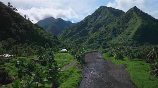 河谷高耸的山峰火山山峰Teahupoo镇