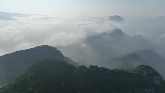 云雾缭绕山峦间
