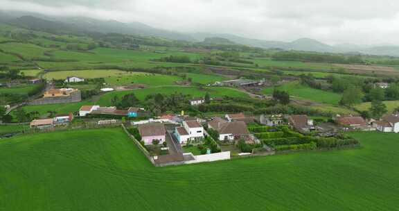 村庄，田野，牧场，房屋