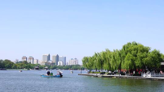 山东济南大明湖公园景区湖面景色与游船游客