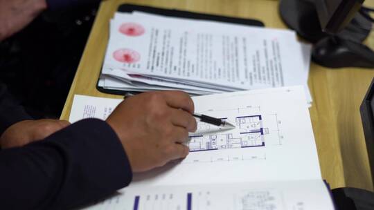 客户买房签合同看户型