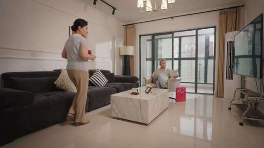 孤寡老人在家无聊看电视