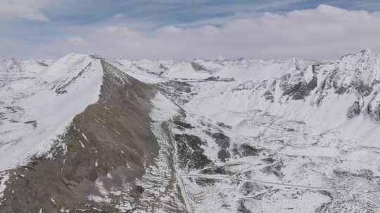 航拍西藏林芝思金拉措周边的雪山视频素材模板下载