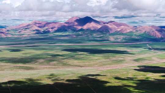 蓝天白云之下的青藏高原山川草原大气航拍