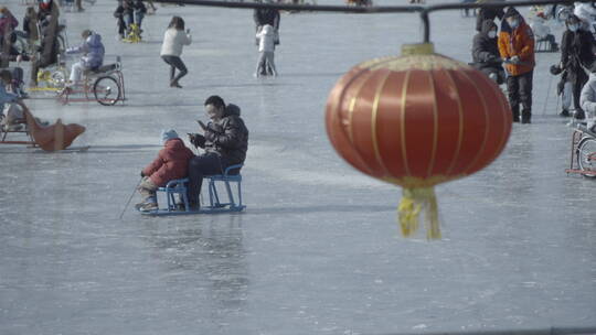 北京什刹海冰场滑溜冰车冬节日运动北方春节