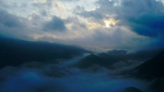 清晨云海中的群山