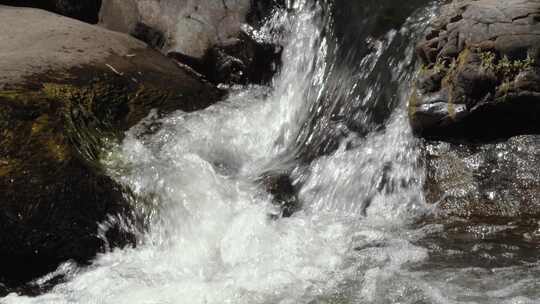 小溪山泉流水