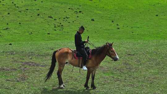 新疆唐布拉草原上骑马HDR航拍