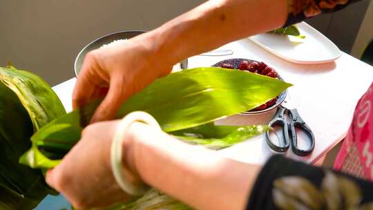 双手包粽子特写素材