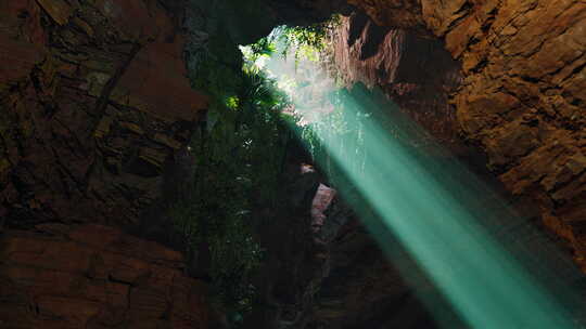 一束迷人的光束照亮了洞穴的神秘深度