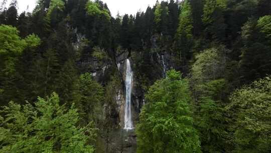 FPV航拍瀑布河流绿色森林山泉水